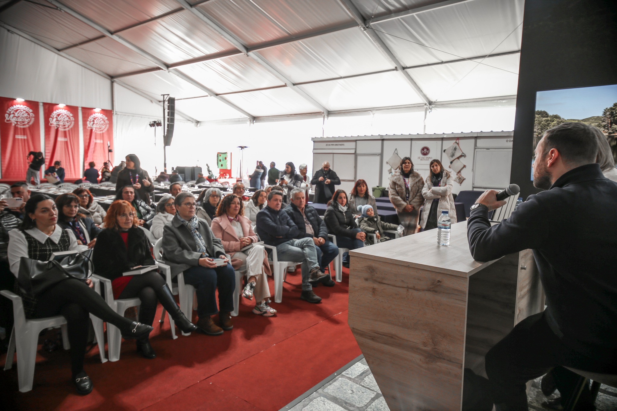 Élio Carvalho apresentou o seu primeiro livro na Tenda Vila Madeiro

A tenda ins…