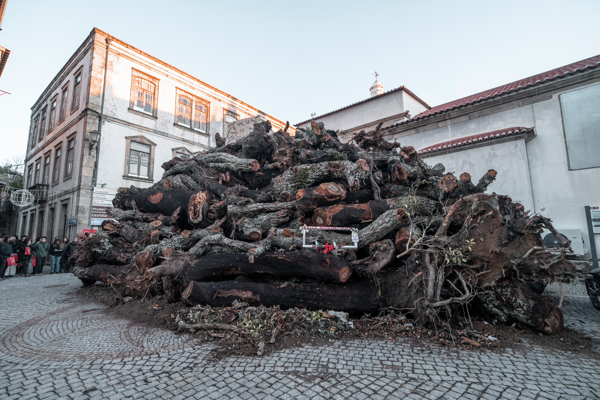 Hoje é dia de acender o Maior Madeiro de Portugal

É hoje o grande dia em que é …