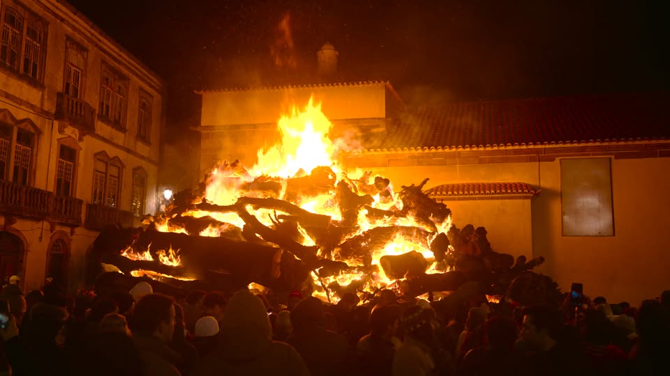 Queima do Madeiro marca o ponto alto da tradição natalícia em PenamacorO momen…