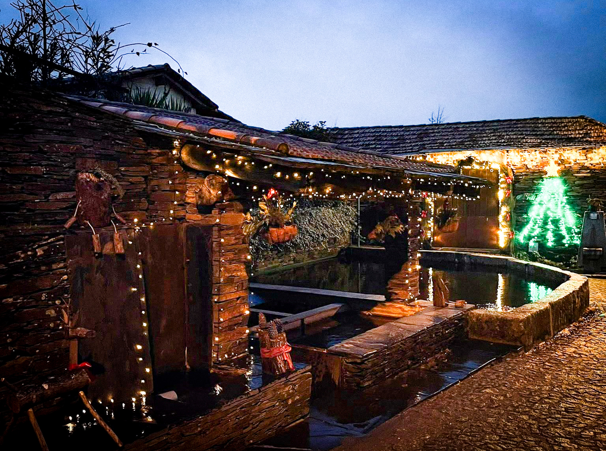 Espirito natalício tradicional renasce nas ruas iluminadas da aldeia de xisto de Quintandona