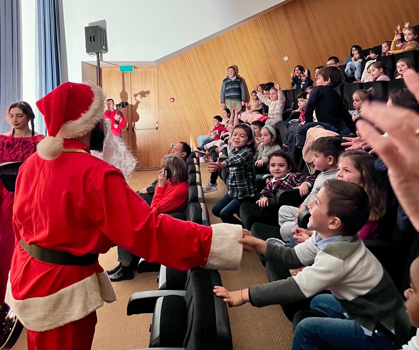 Festa de Natal municipal reuniu centenas de crianças no Auditório de Resende