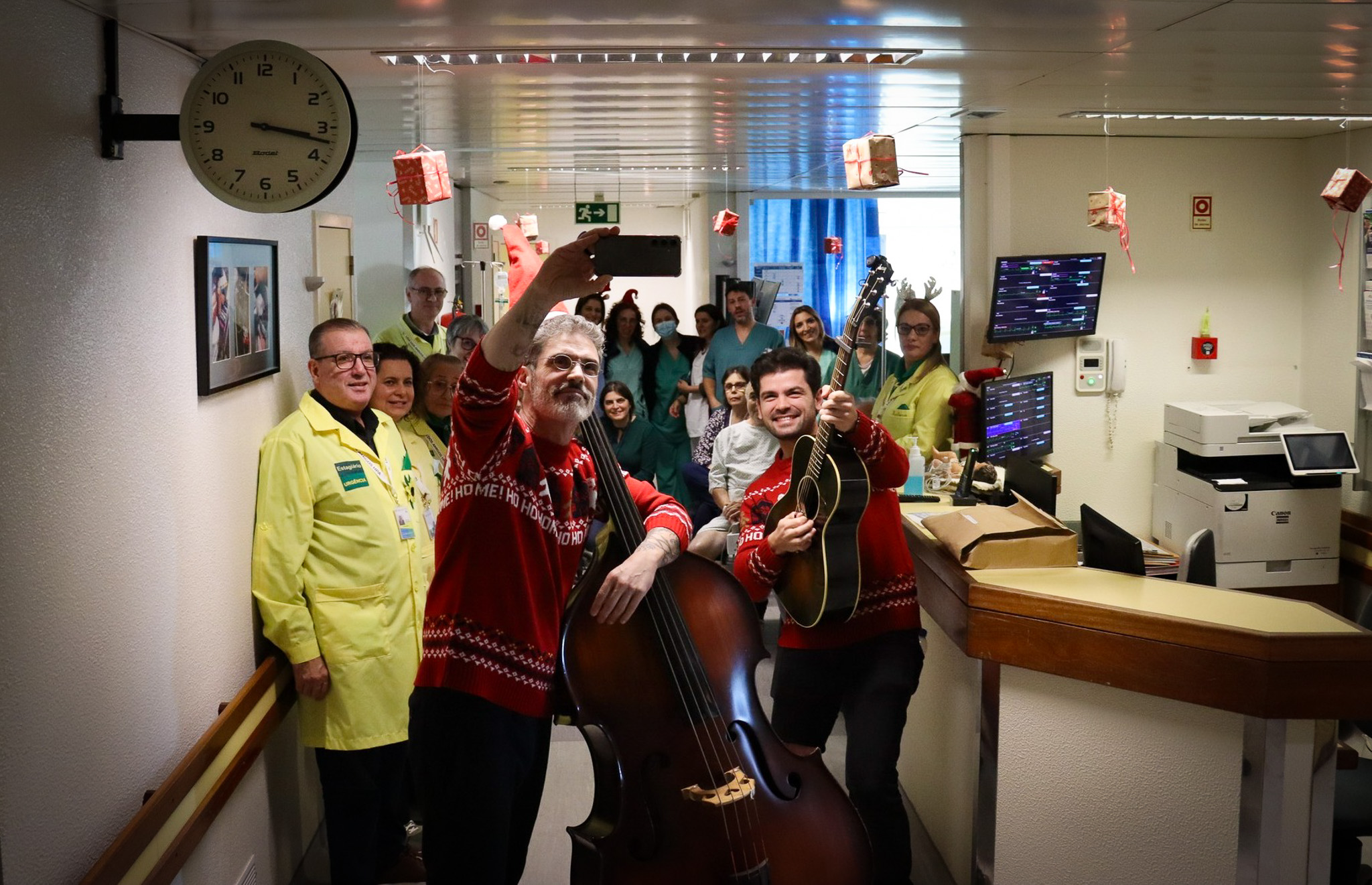 Liga dos Amigos do Hospital Padre Américo levou música e proximidade aos doentes na véspera de Natal