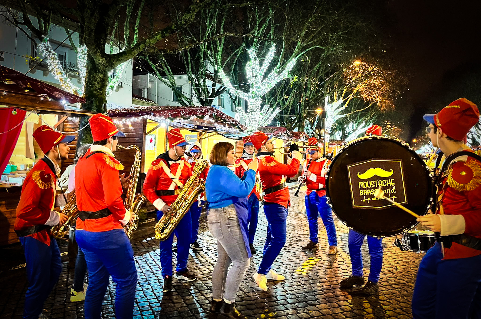 Moustache Brass Band levam música de rua ao Mercadinho de Natal de Resende no próximo domingo