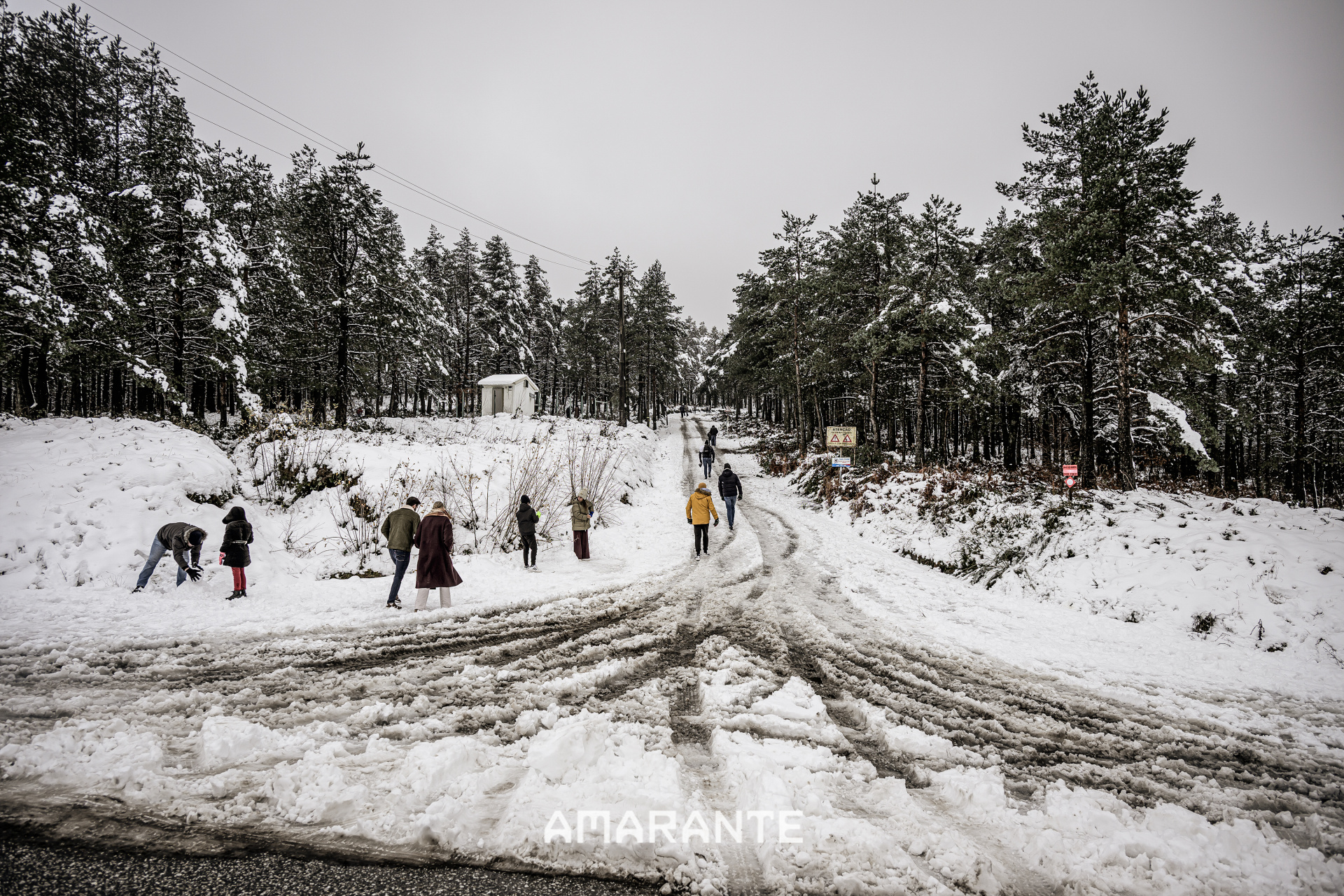 Neve cobre a serra do Marão e atrai visitantes ao cenário de inverno