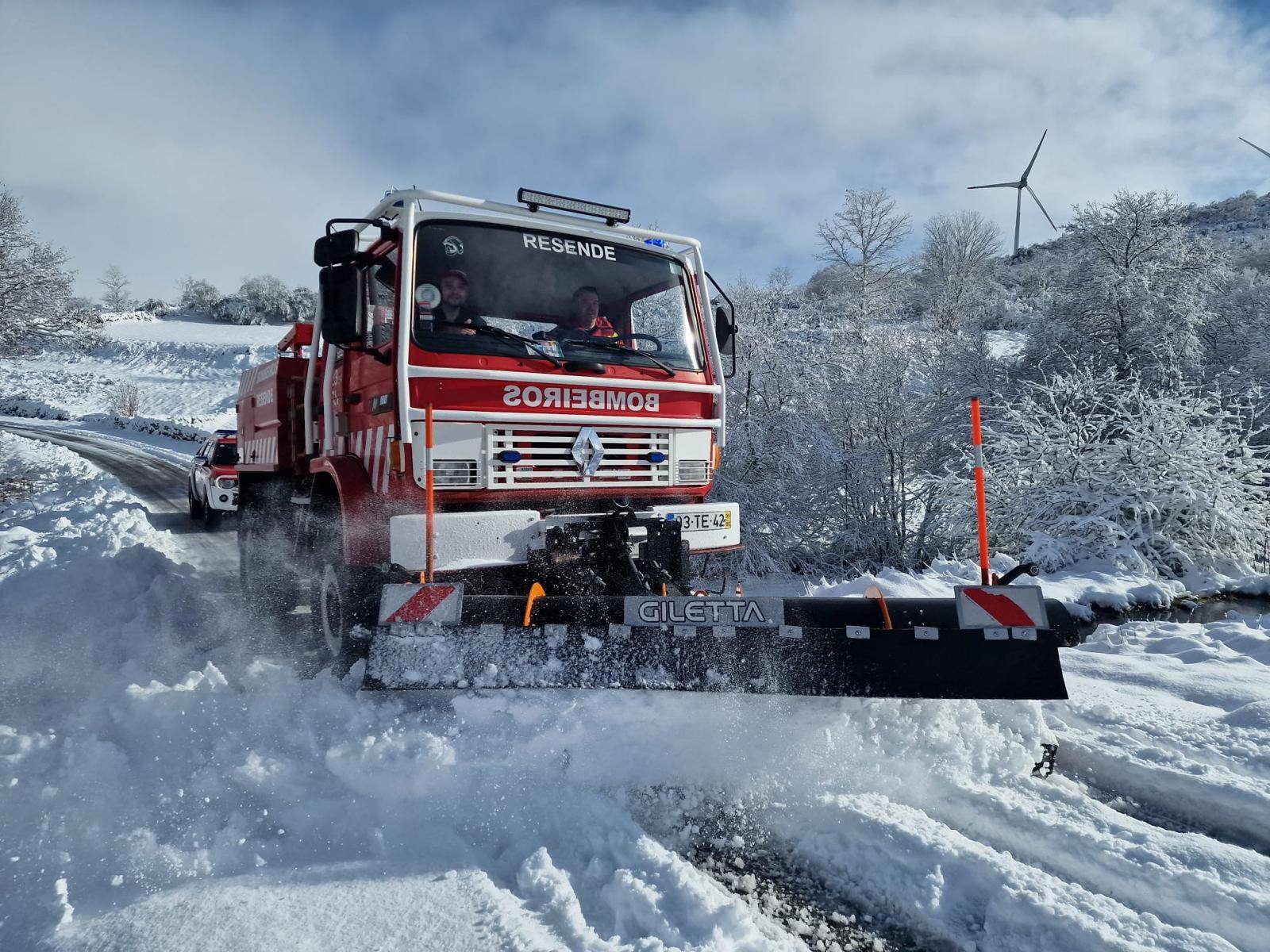 Neve na serra de Montemuro mobiliza meios de protecção civil em Resende