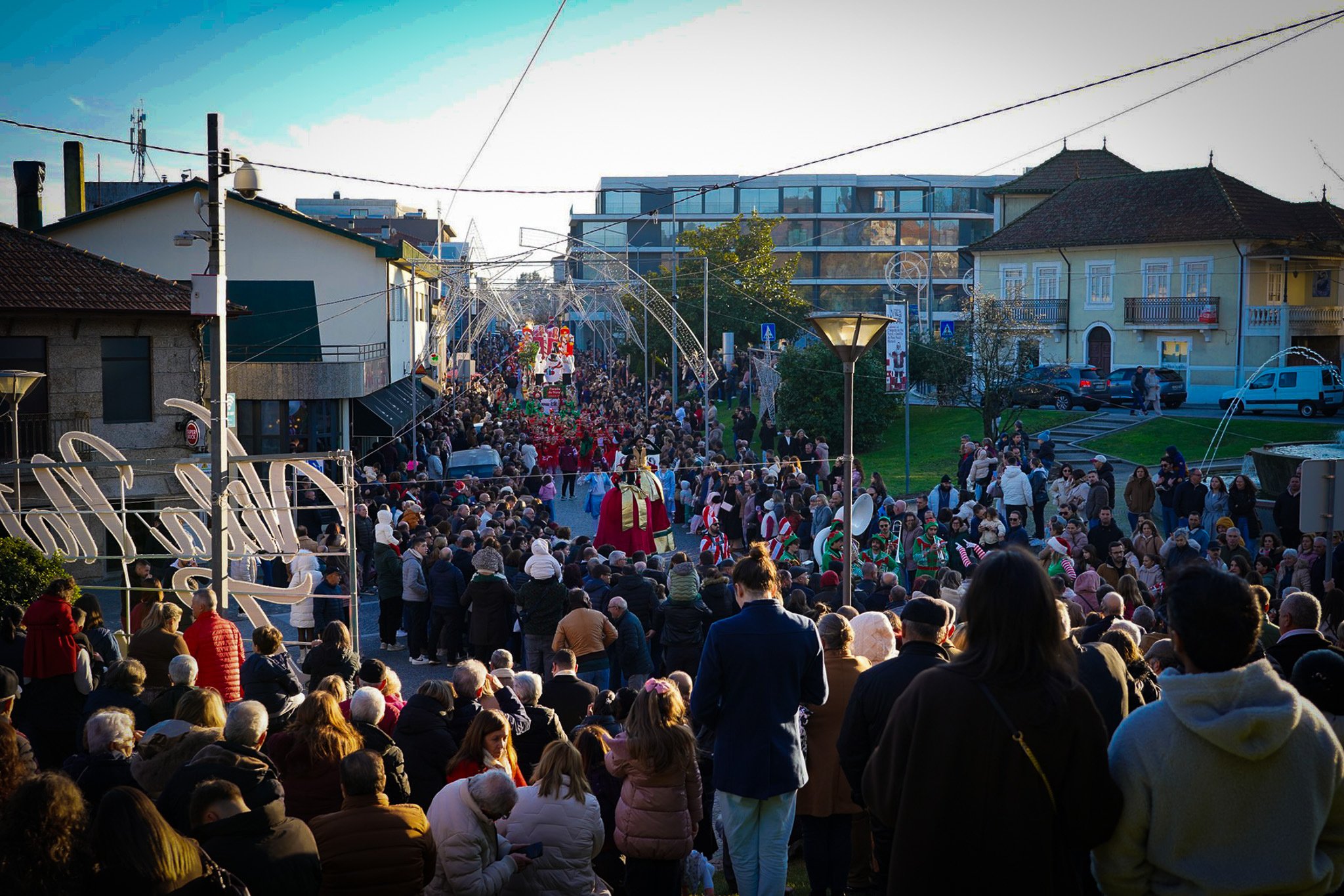Parada de Natal levou música e fantasia às ruas de Lousada