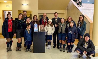 Presidente da Câmara de Paços de Ferreira recebe Luz da Paz de Belém em cerimónia com escuteiros