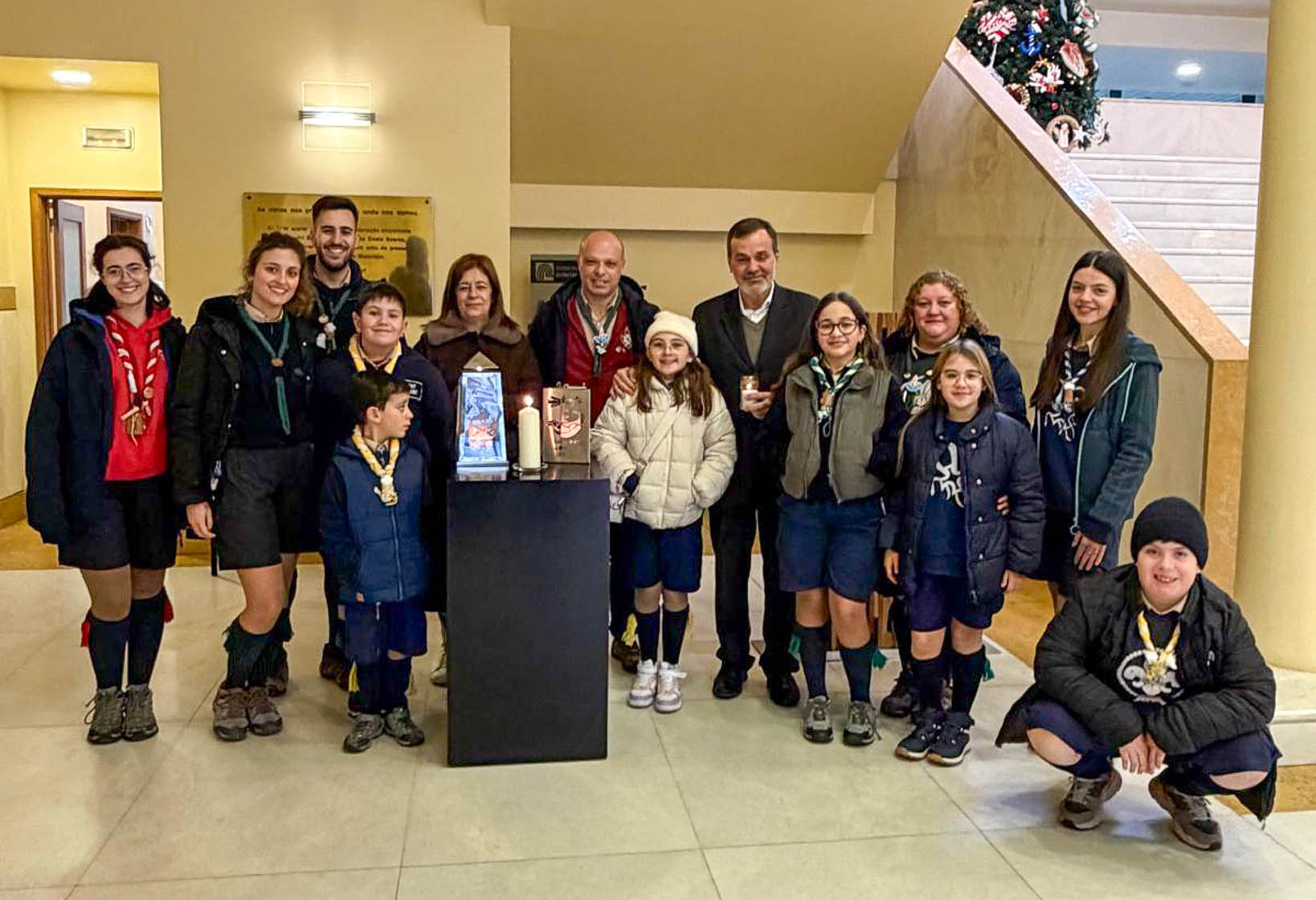 Presidente da Câmara de Paços de Ferreira recebe Luz da Paz de Belém em cerimónia com escuteiros