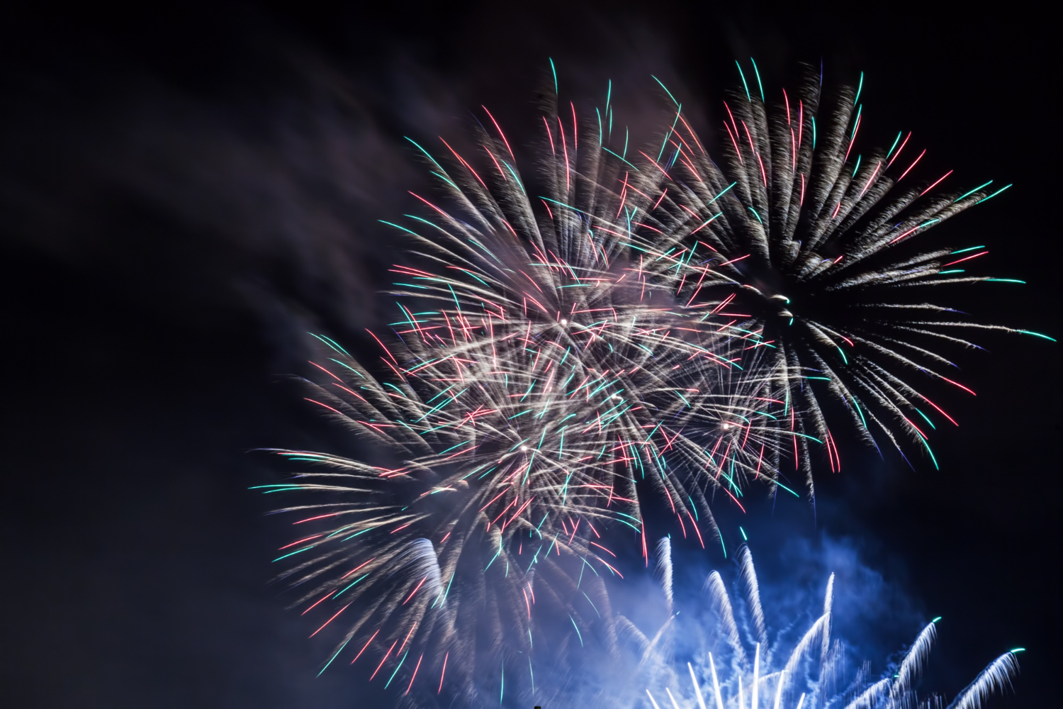 Resende despede-se de 2025 com música e fogo de artifício no Mercadinho de Natal