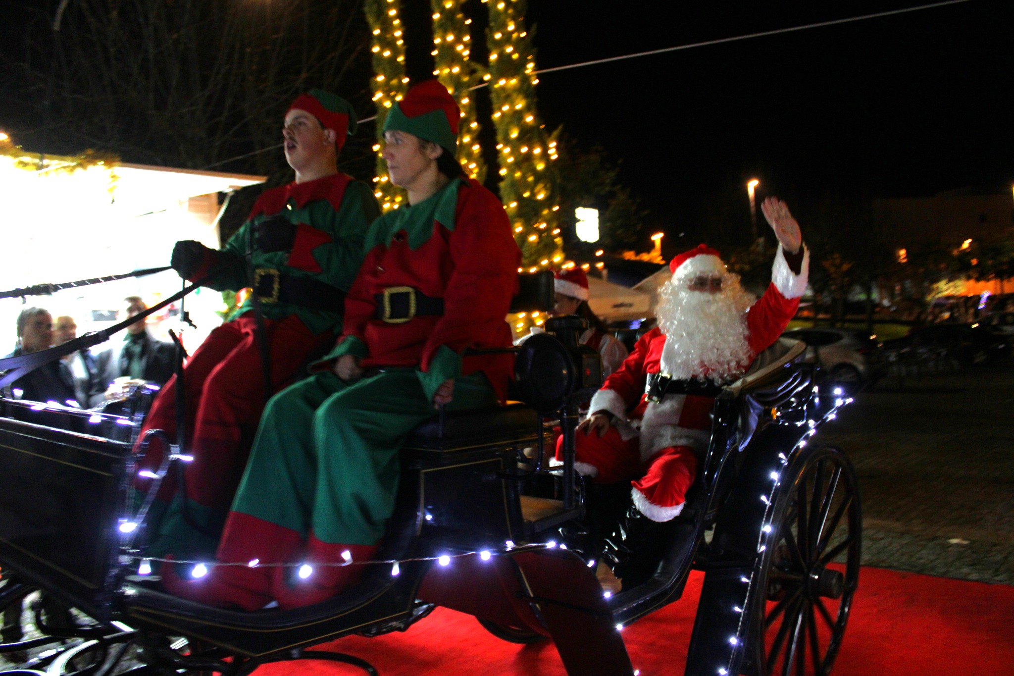 Resende inaugura Mercadinho de Natal com luz, animação e atividades para toda a família