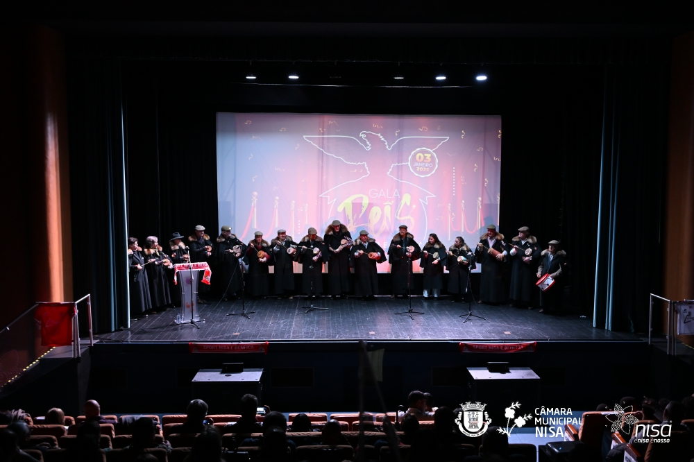 𝐆𝐚𝐥𝐚 𝐝𝐨 𝐑𝐞𝐢𝐬 𝐝𝐨 𝐒𝐩𝐨𝐫𝐭 𝐍𝐢𝐬𝐚 𝐞 𝐁𝐞𝐧𝐟𝐢𝐜𝐚 𝐞𝐧𝐜𝐡𝐞𝐮 𝐨 𝐂𝐢𝐧𝐞-𝐓𝐞𝐚𝐭𝐫𝐨 𝐝𝐞 𝐍𝐢𝐬𝐚

O Cine-Teatro…