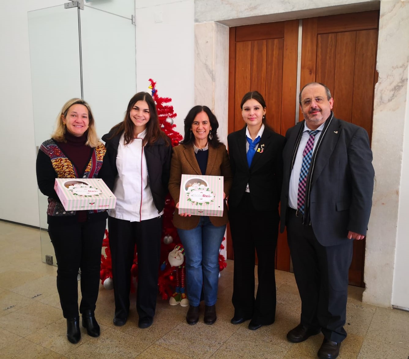 A Presidente da Câmara Municipal, Fermelinda Carvalho e a Vereadora do Turismo, …