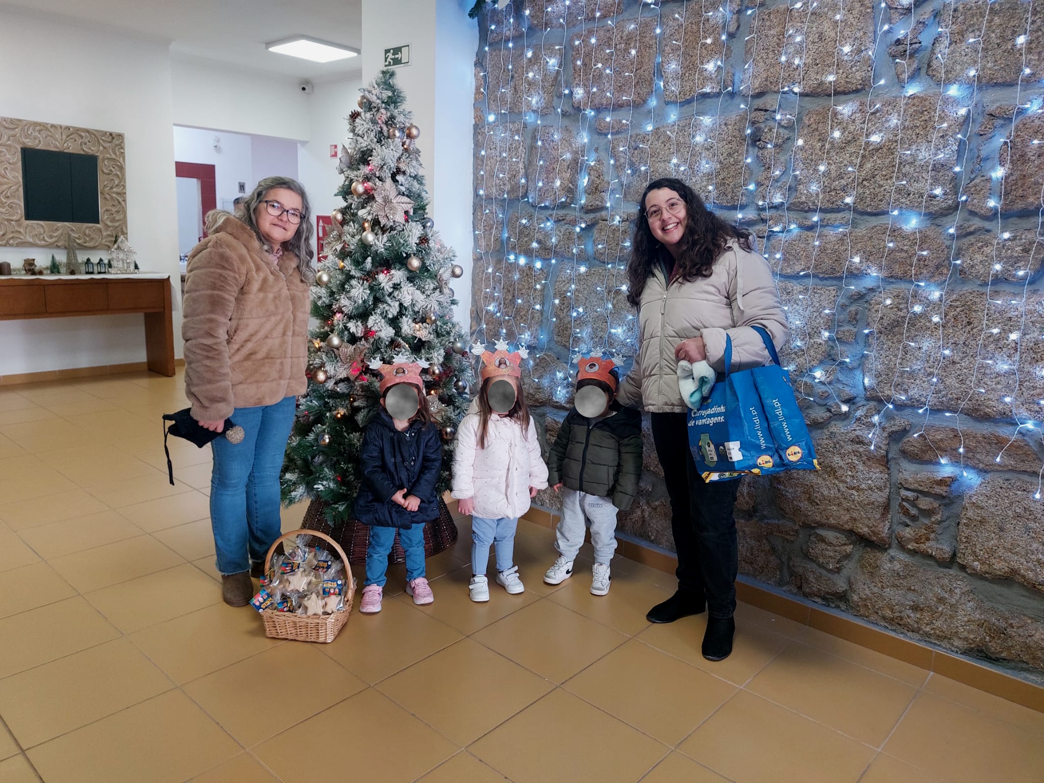 As crianças da Creche ‘Piratas das Areias’ visitaram o Lar da Casa do Povo de S…