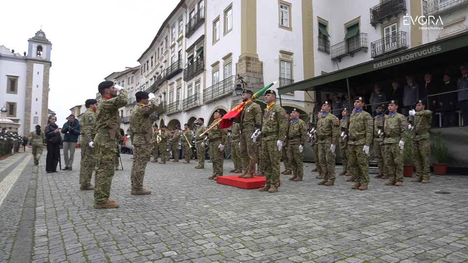 A Praça de Giraldo foi palco, esta manhã, da Cerimónia de Juramento de Bandeira …