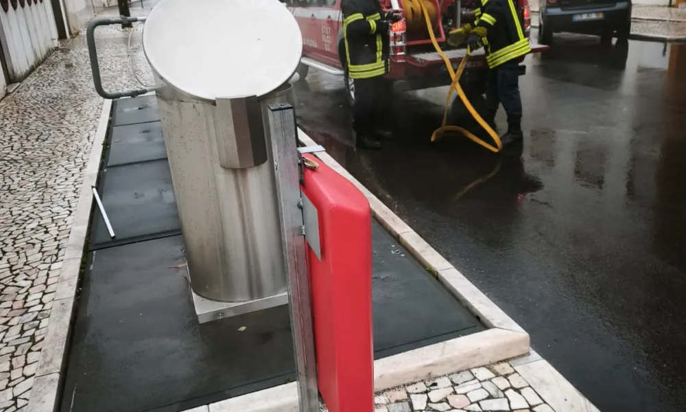 Incêndio em Vila Viçosa: Bombeiros combatem fogo em contentores de reciclagem