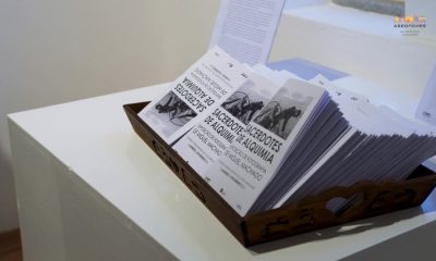 Durante a inauguração da exposição denominada ‘Sacerdotes de Alquimia’, recolhem…