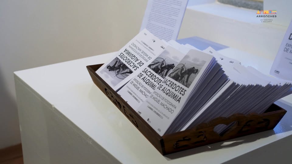 Durante a inauguração da exposição denominada ‘Sacerdotes de Alquimia’, recolhem…