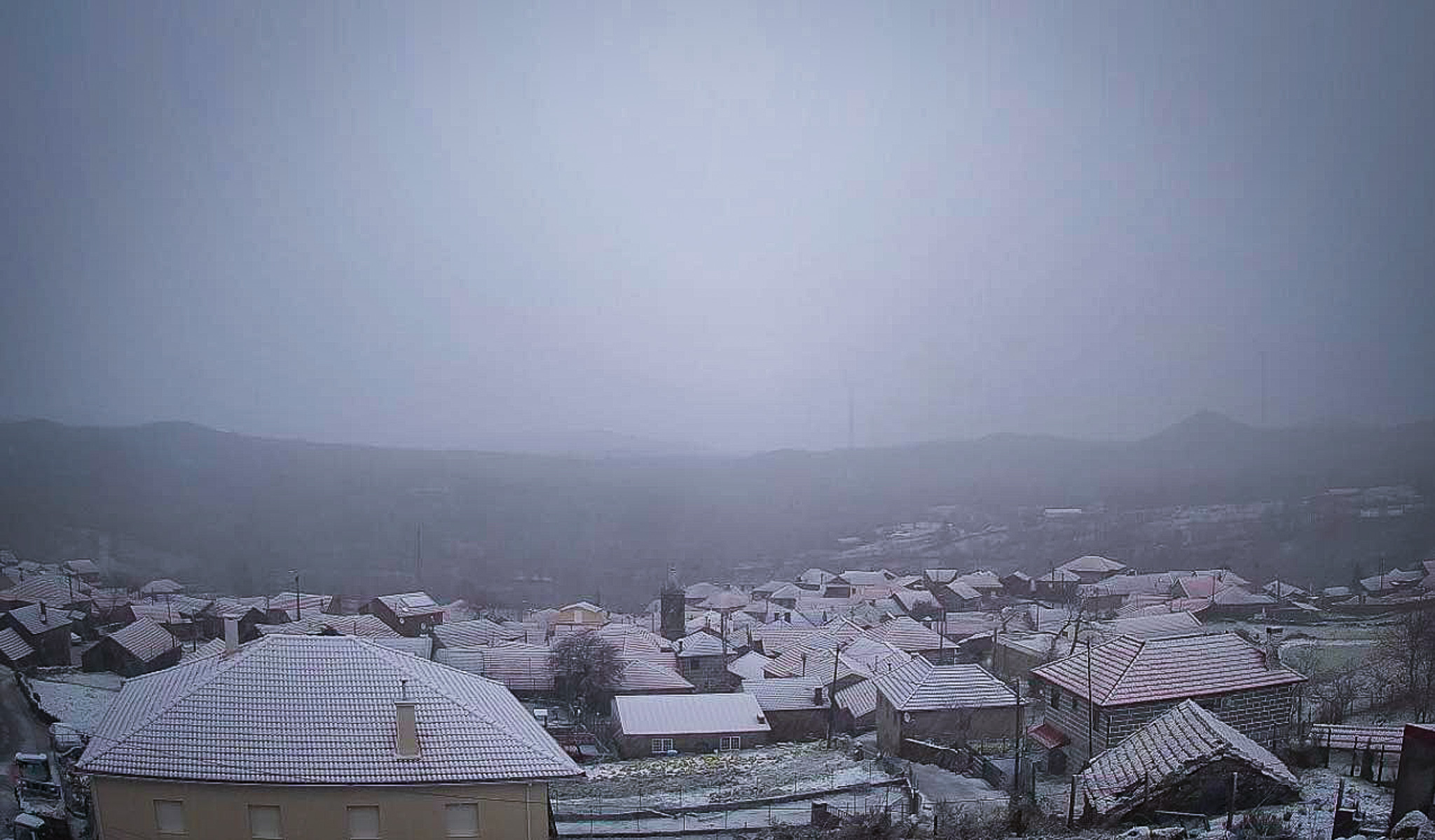 Aldeia da Gralheira em Cinfães coberta de neve na manhã de sexta-feira