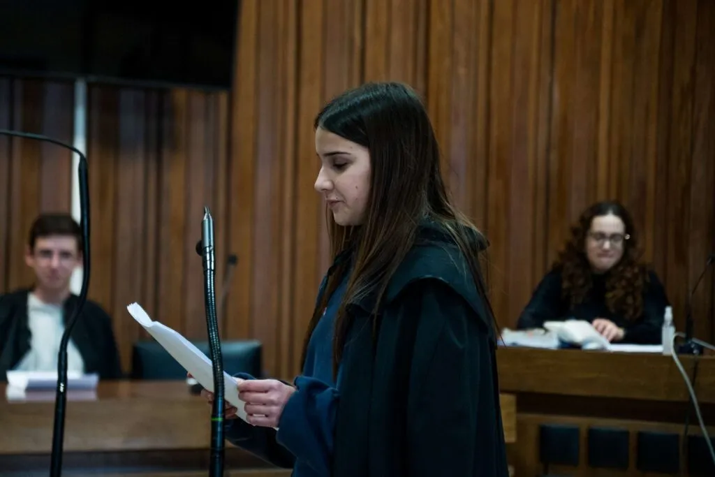 Alunos de Celorico de Basto simulam julgamento de violência doméstica em tribunal real