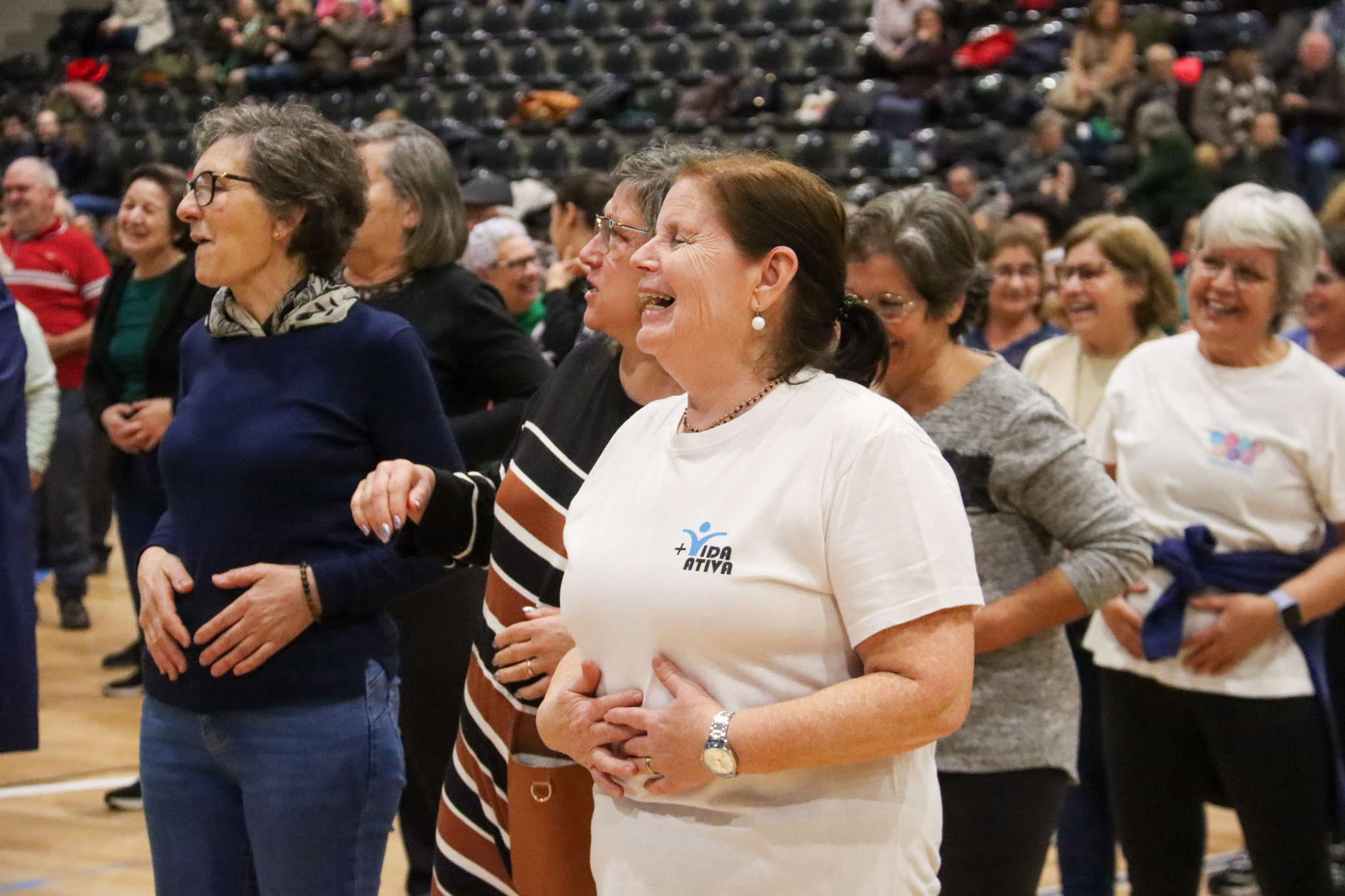Mais de 400 seniores participam em Aula de Yoga do Riso no Multiusos de Paredes