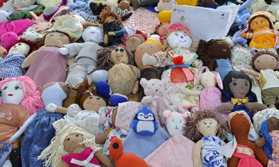 Bonecas de pano feitas por alunos de Paços de Ferreira seguem para maternidade no Senegal