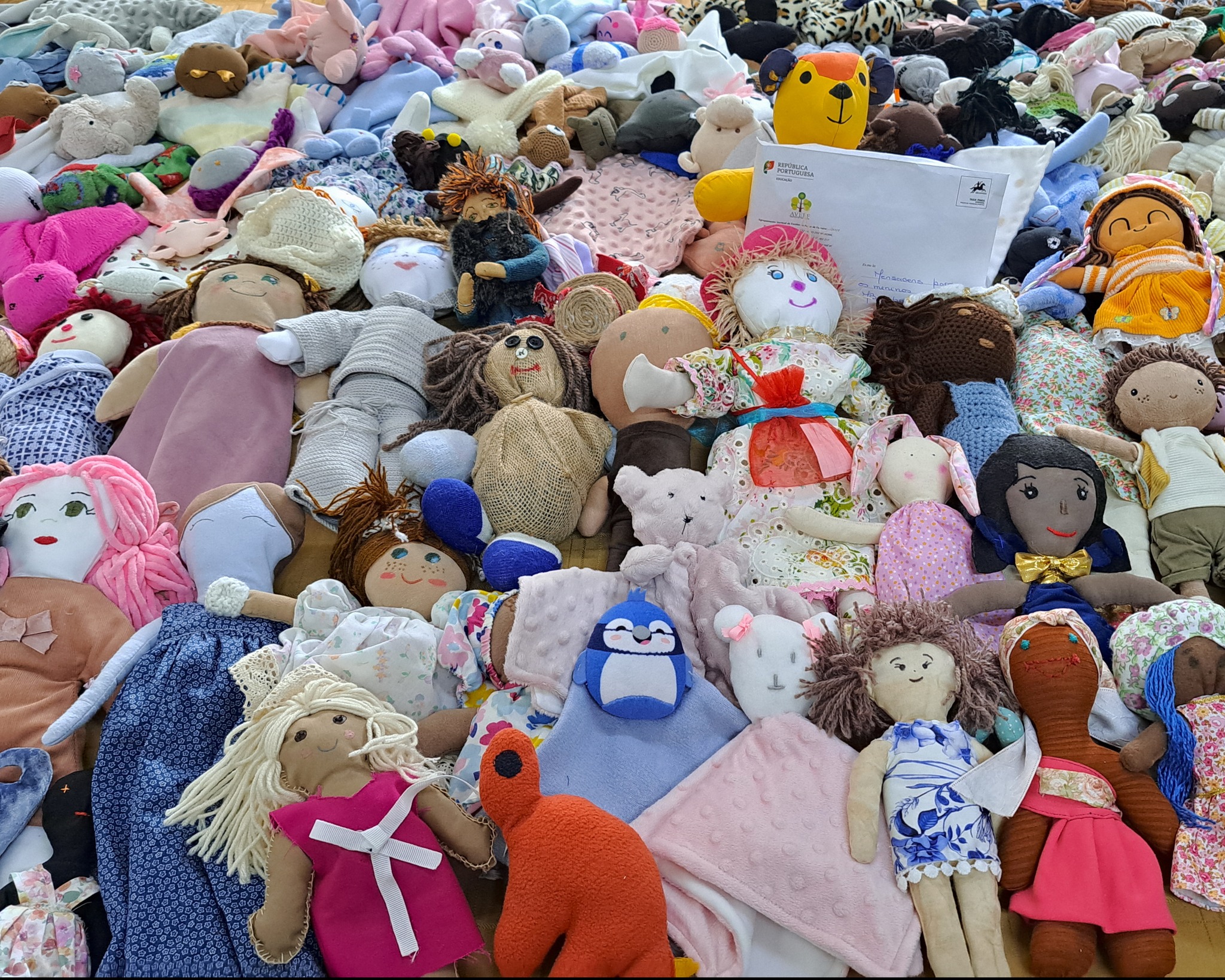 Bonecas de pano feitas por alunos de Paços de Ferreira seguem para maternidade no Senegal