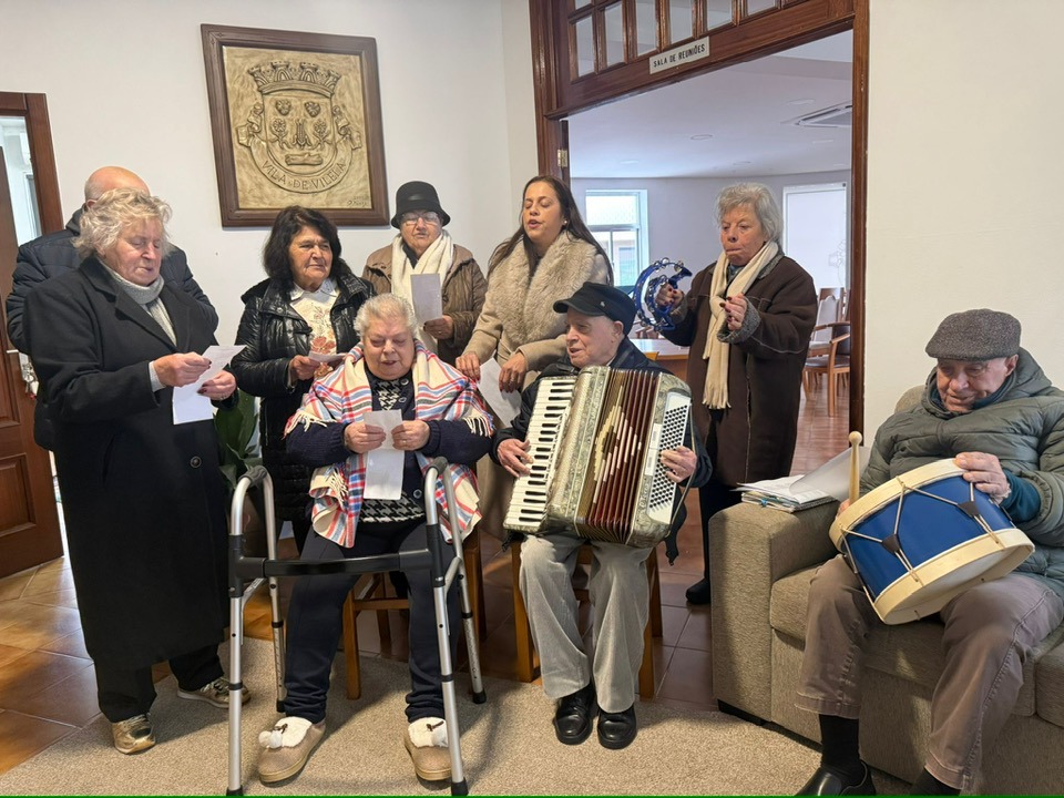 Centro de Dia de Vilela canta Janeiras na Junta de Freguesia