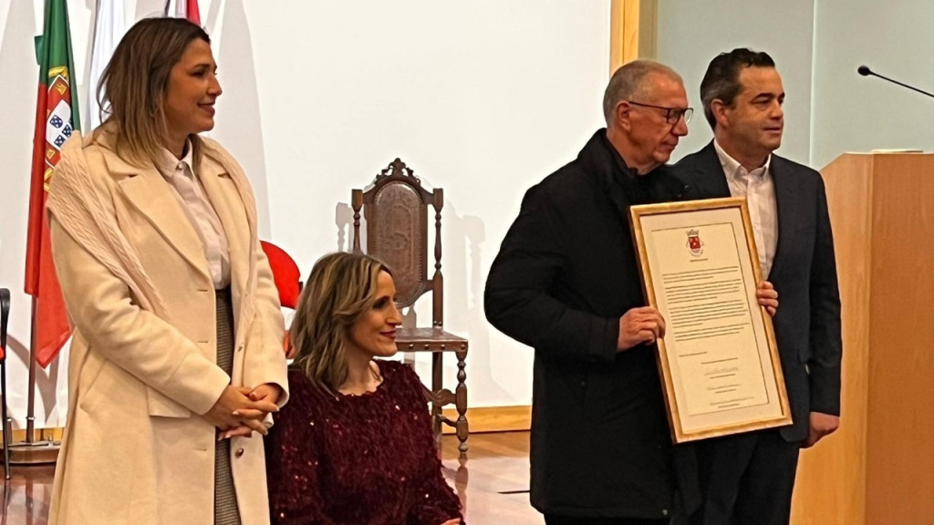 Junta de Freguesia de Guilhufe e Urrô homenageou benfeitor por oferta de elevador para melhorar acessibilidade