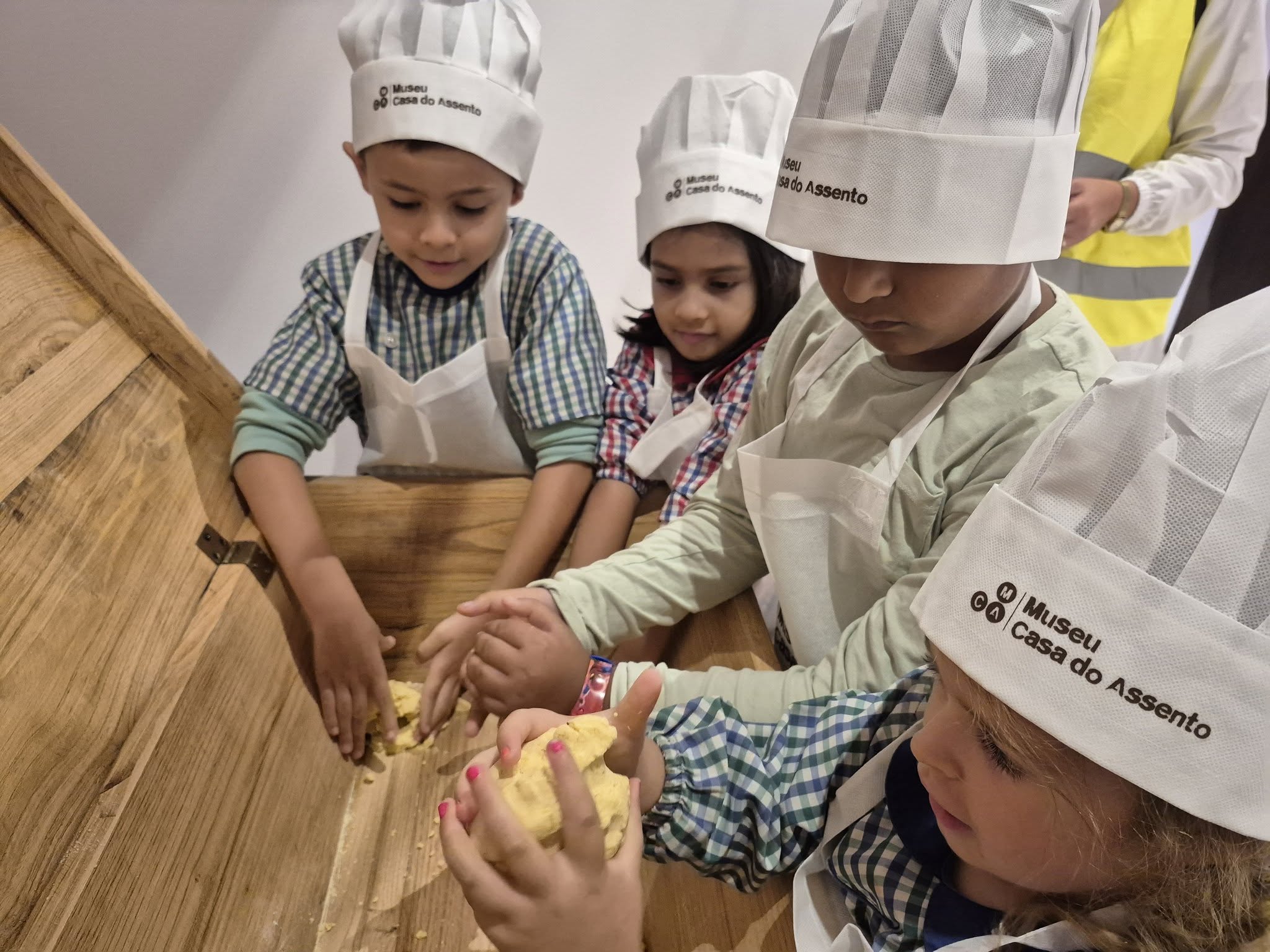 Museu Casa do Assento em Felgueiras ensina famílias a fazer pão tradicional