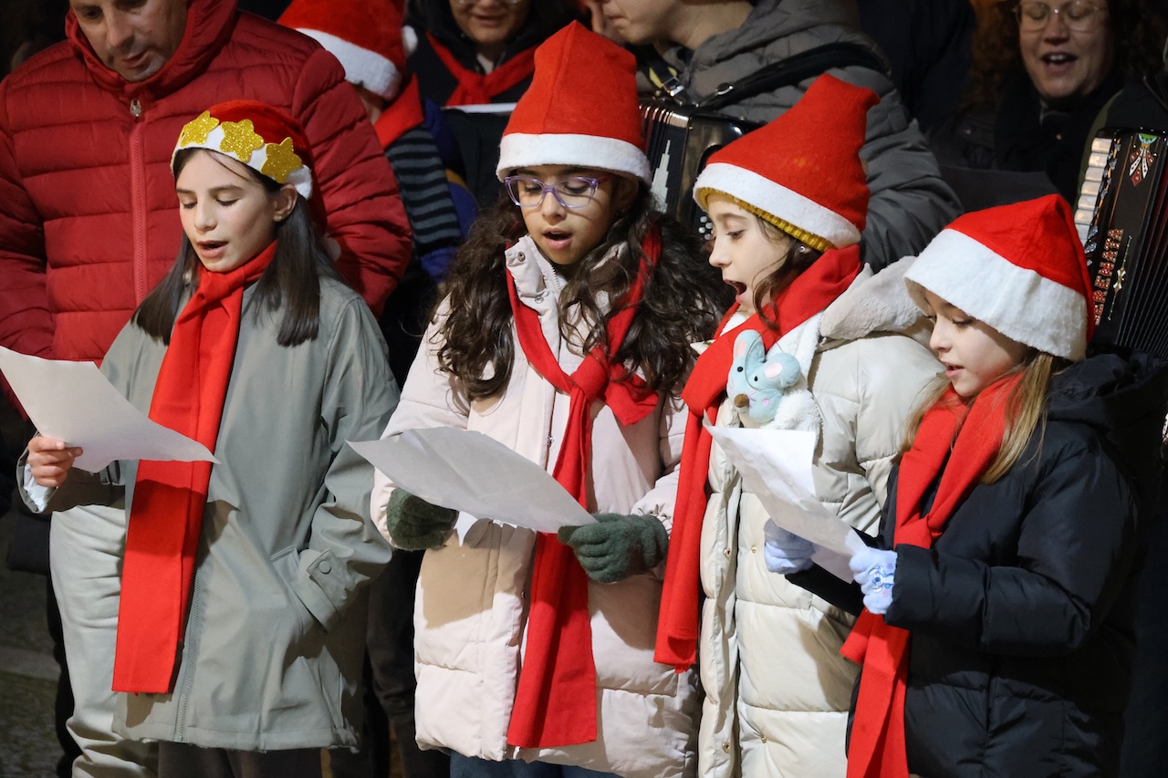 Cantar dos Reis reuniu cerca de 400 participantes no centro de Baião