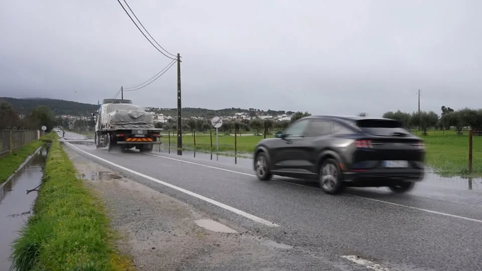 O presidente da Câmara Municipal de Viana do Alentejo, Luís Metrogos, faz o pon…