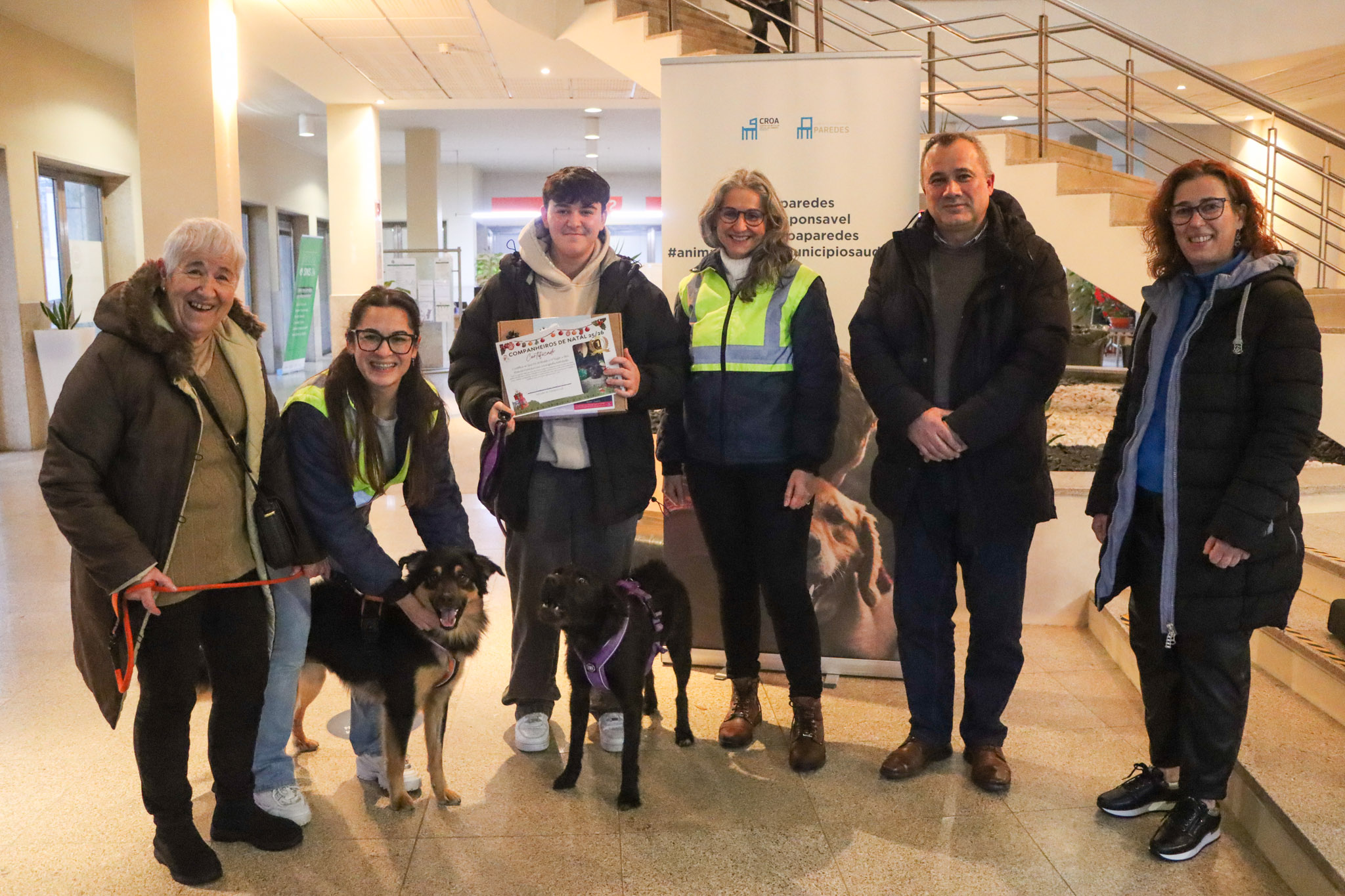 Paredes premeia fotografias que celebram o vínculo com animais de companhia no Natal