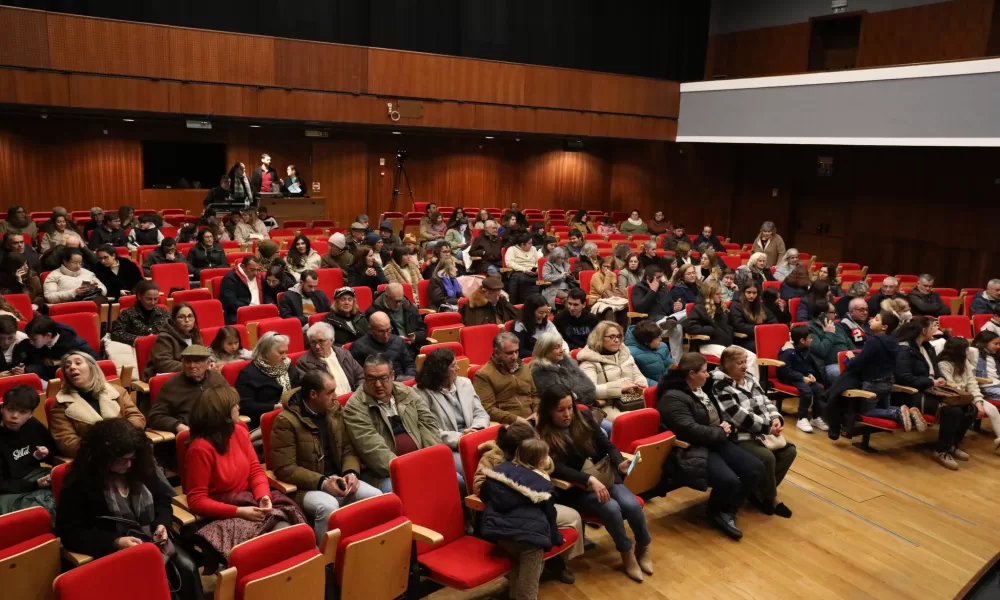 Peça de Teatro a II Atos: I-“A Senhora que Caiu da Lua” e II -“Amor de Mãe” pelo…