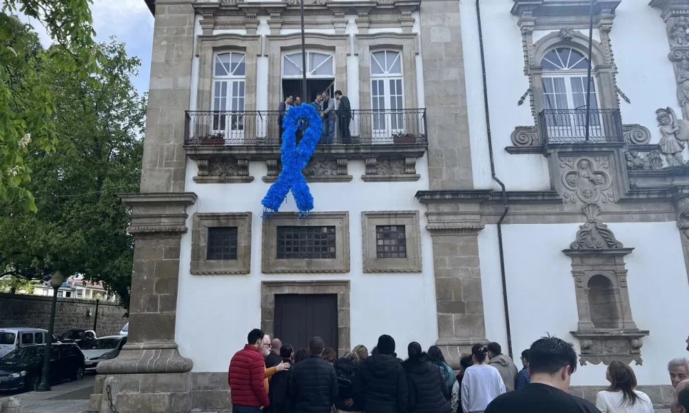 Mês da Prevenção contra os maus-tratos na infância encerra com criação de Laço Azul Humano