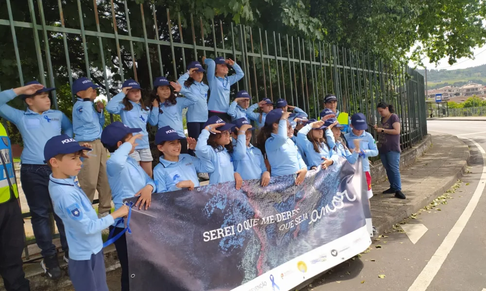 ‘Serei o que me deres… que seja AMOR’ Campanha Laço Azul de regresso para combater os maus-tratos na infância