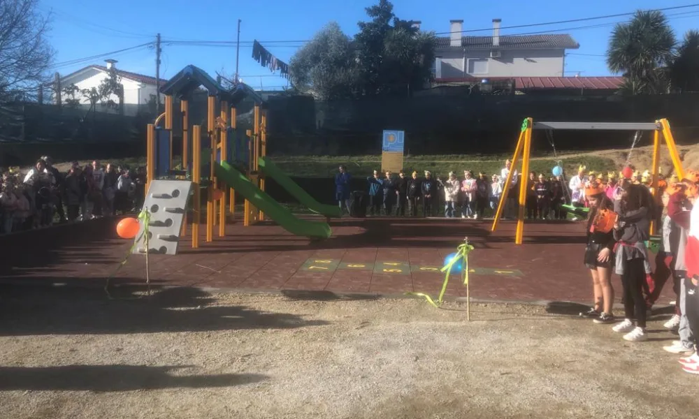 Inaugurado novo parque infantil em Brito