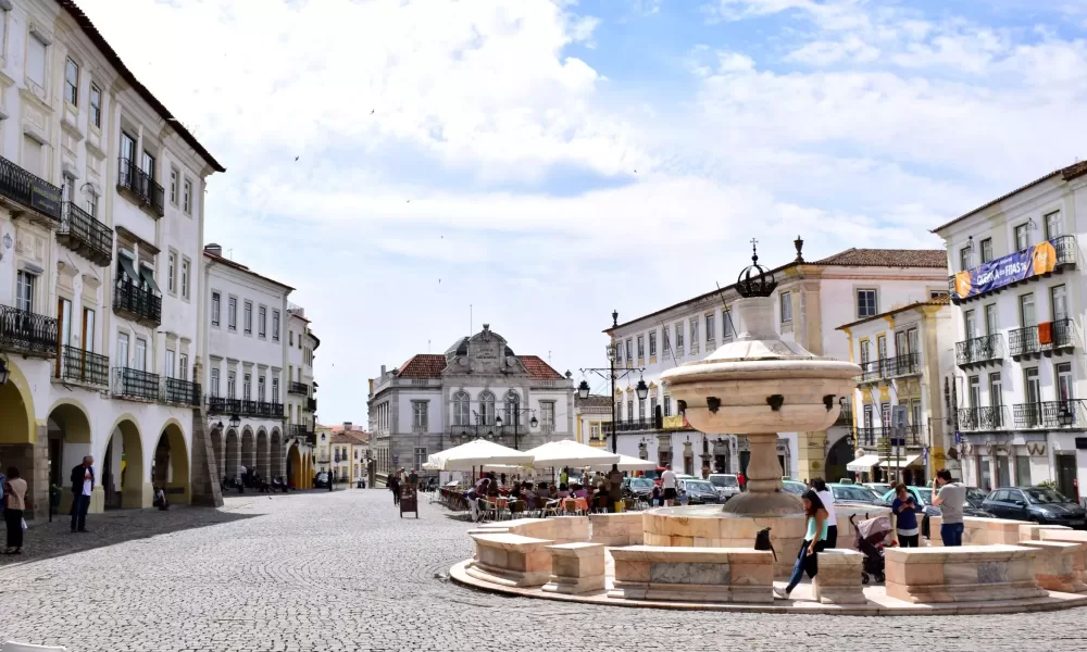 Juramento de Bandeira leva cerimónia militar à Praça de Giraldo em Évora