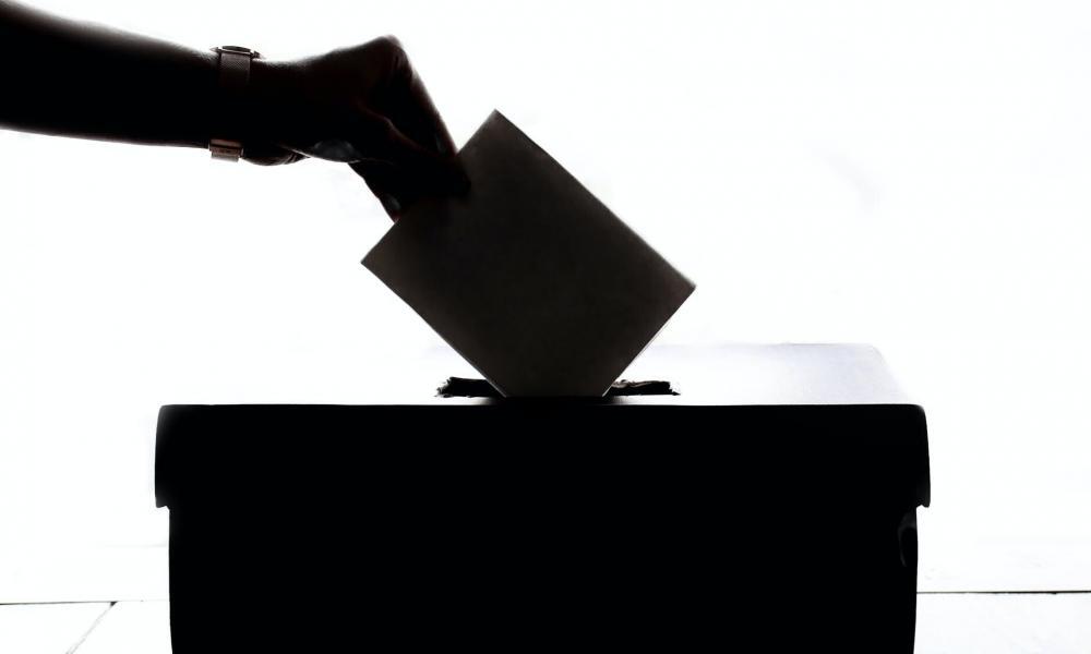 Abstenção em queda e choque de gerações: como os jovens e seniores decidiram a primeira volta