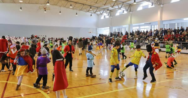Infraestrutura desportiva voltou a acolher desfile de Carnaval da comunidade edu…
