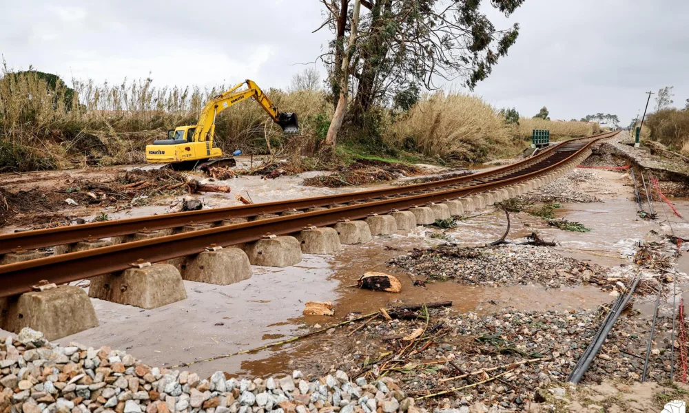 Rombo no Rio da Areia agrava danos na Linha do Oeste e inunda campos agrícolas em Valado dos Frades