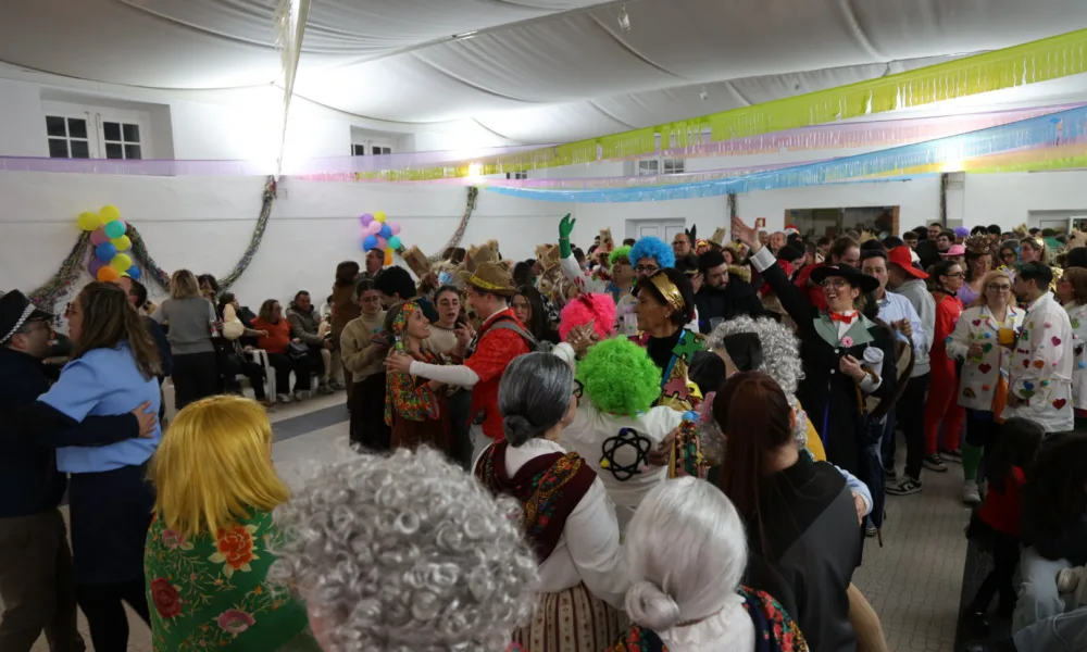 Campo Maior: Baile de Máscaras enche Centro Comunitário de música e cor