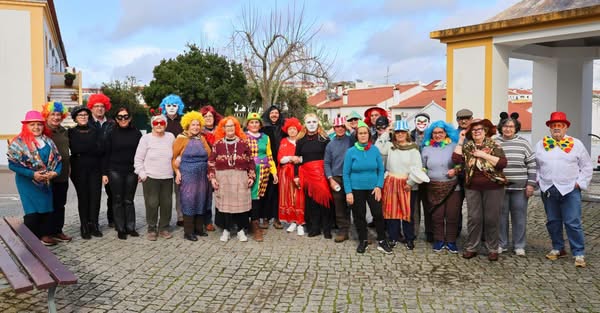 Alunos e dinamizadores juntaram-se para assinalar o entrudo com um divertido bai…
