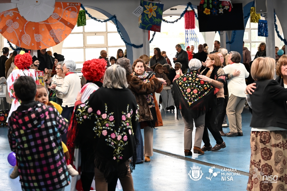 𝐍𝐢𝐬𝐚 𝐯𝐢𝐯𝐞𝐮 𝐮𝐦𝐚 𝐭𝐚𝐫𝐝𝐞 𝐝𝐞 𝐟𝐨𝐥𝐢𝐚 𝐢𝐧𝐞𝐬𝐪𝐮𝐞𝐜𝐢́𝐯𝐞𝐥 𝐧𝐨 𝐁𝐚𝐢𝐥𝐞 𝐝𝐞 𝐂𝐚𝐫𝐧𝐚𝐯𝐚𝐥 𝟐𝟎𝟐𝟔 

O Mercad…