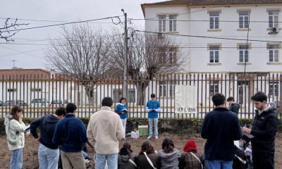 Um grupo de jovens estudantes do Agrupamento de Escolas Dona Filipa de Lencastr…