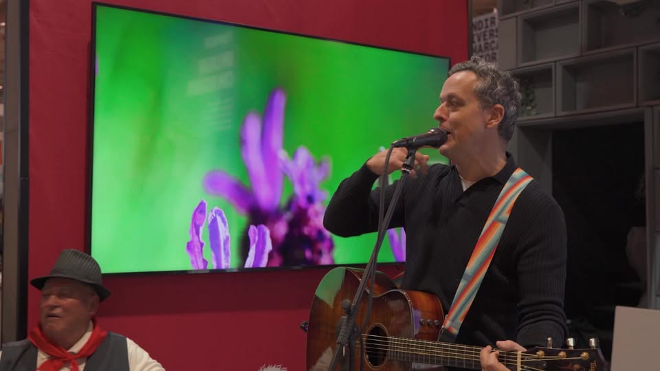 O nosso embaixador, Miguel Gameiro, encheu o stand de Penamacor de música e muit…