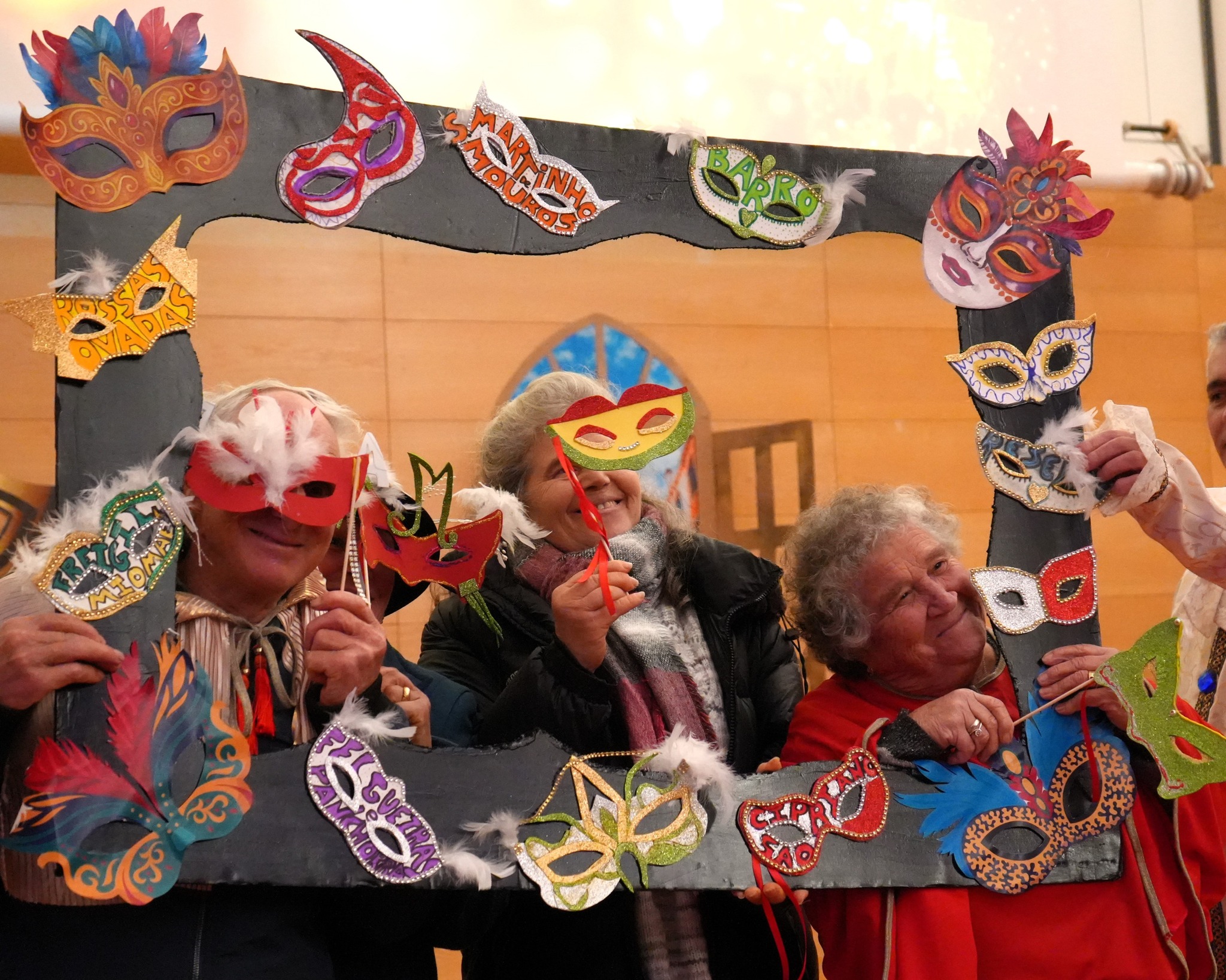 Baile de máscaras inspirado em Veneza animou Ateliês Seniores de Resende no Carnaval