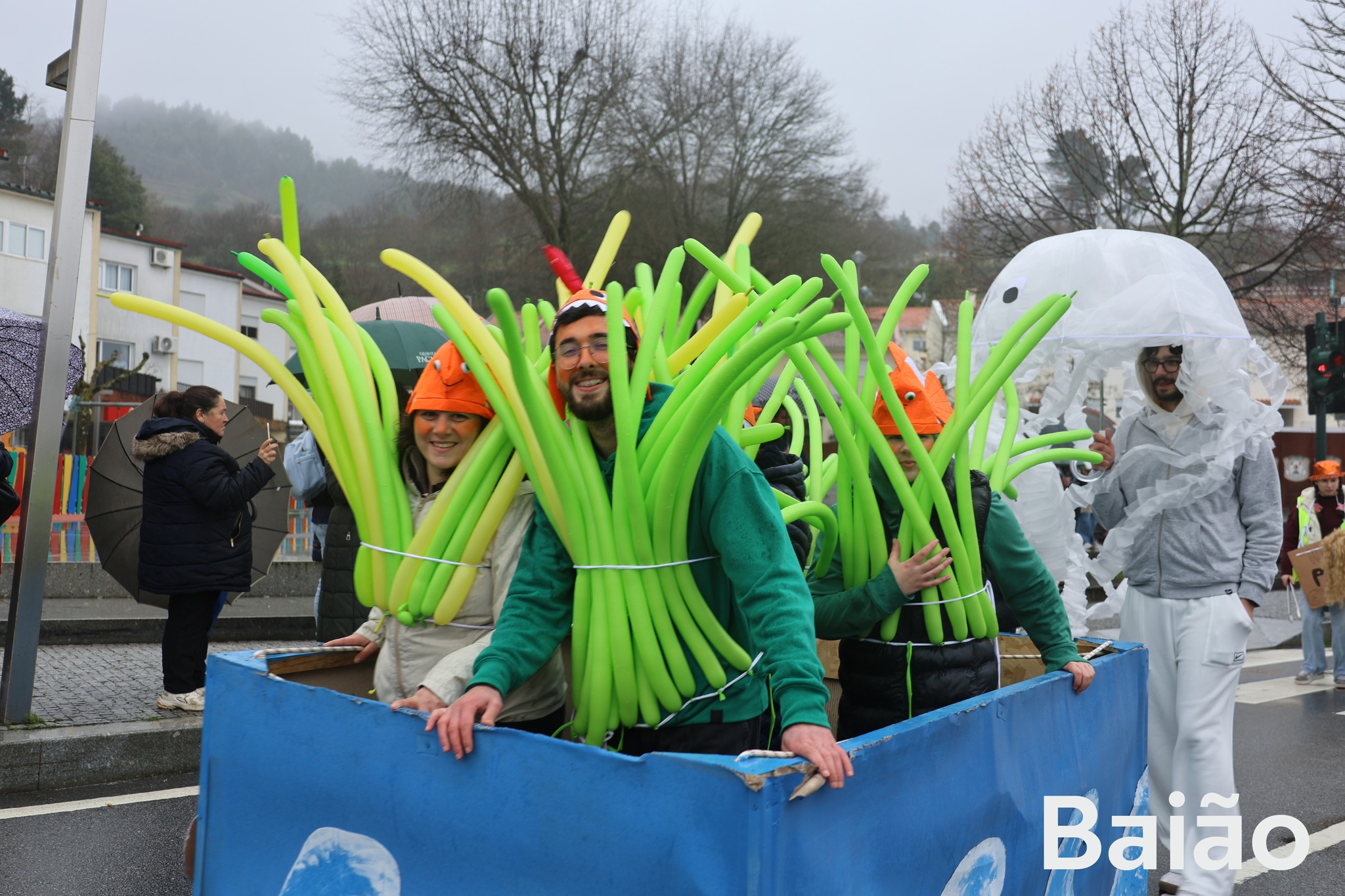Carnaval de Baião desafia chuva e junta 500 foliões no desfile concelhio