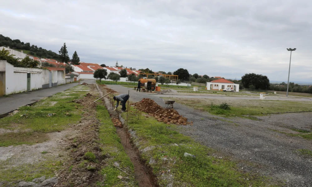 Construção de muro no Parque de Feiras e Mercados

O Município está a proceder, …
