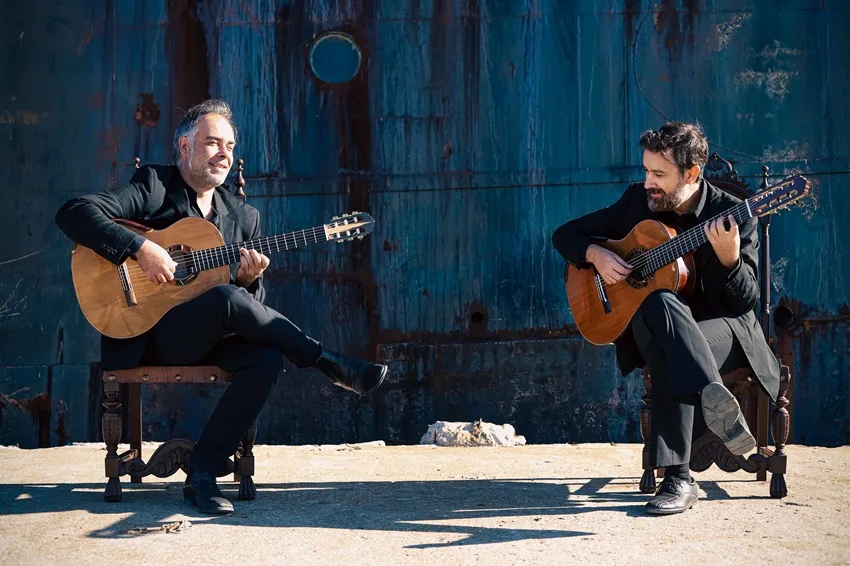 [INTERNACIONALIZAÇÃO]
O duo de guitarras Al Jus, formado por Davide Amaral e Ant…