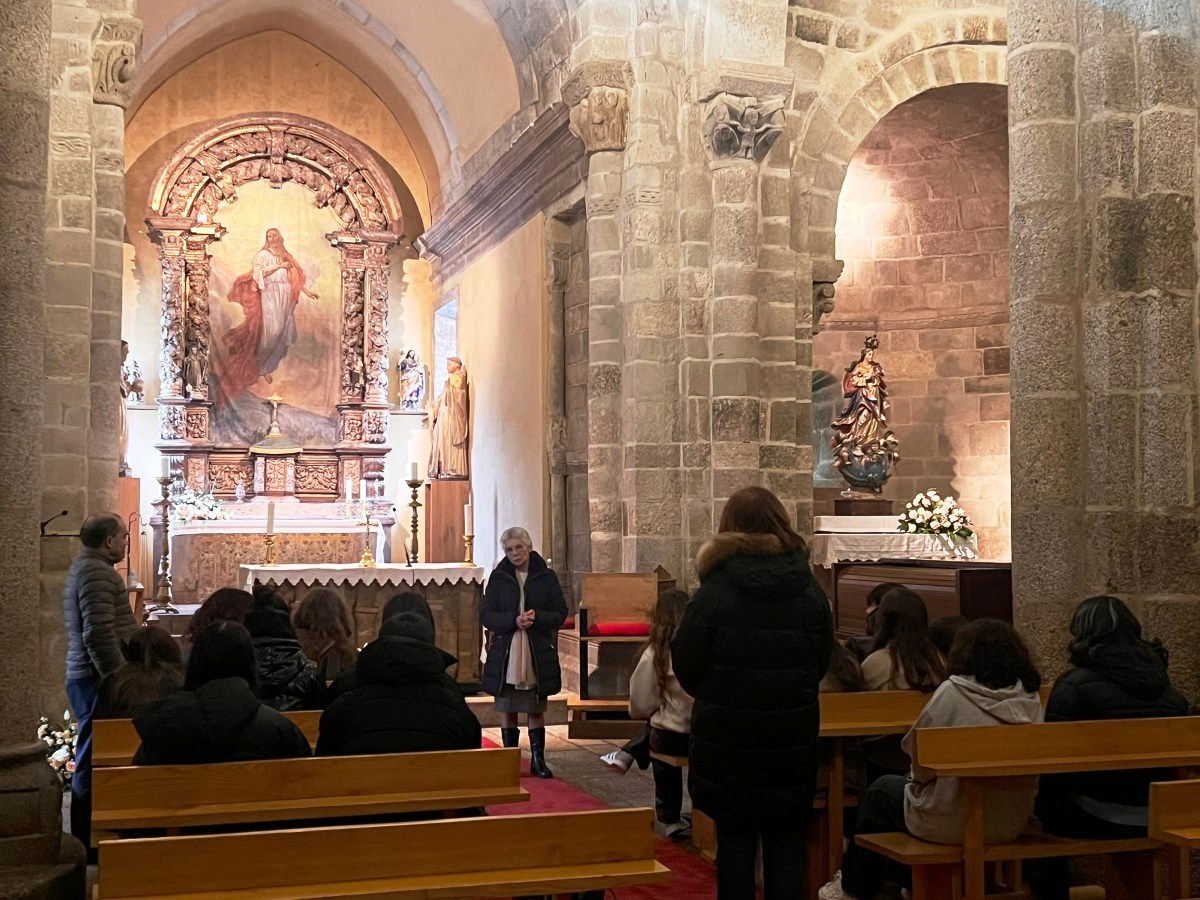 Intergeracionalidade e património: encontro em Travanca reúne alunos e “cuidadora” do Mosteiro do Salvador